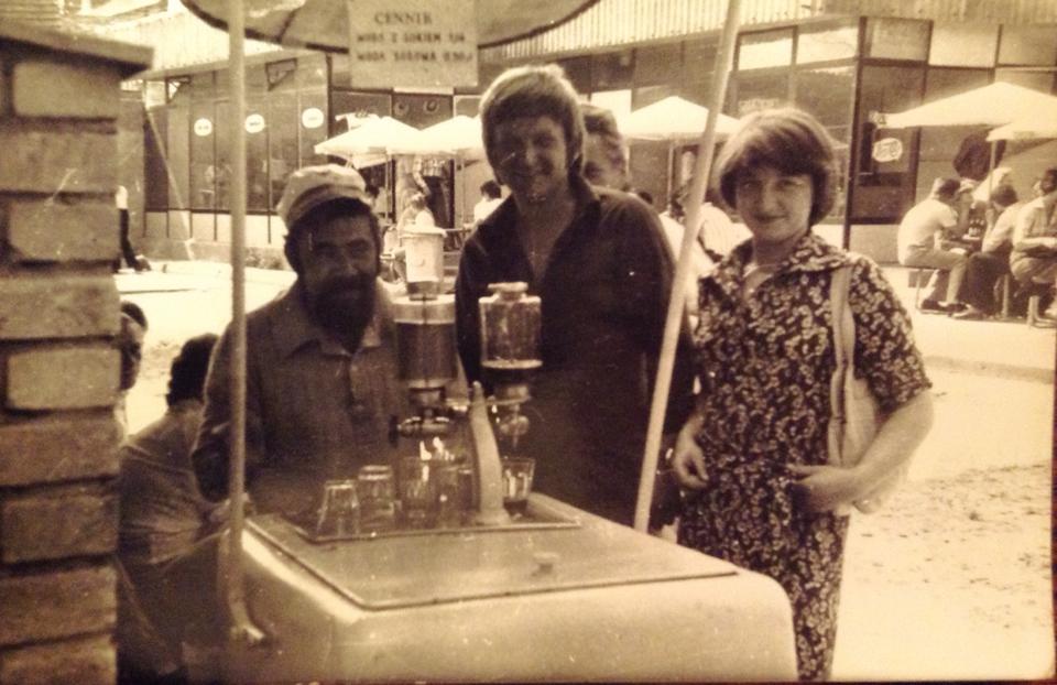 Małgorzata (z d. Socha) przed smażalnią — lata 70.